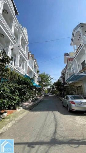 3 NỀN LIỀN KỀ CÓ NHÀ 1 TRỆT 1 LẦU KIÊN CỐ ĐƯỜNG B2 KDC HƯNG PHÚ