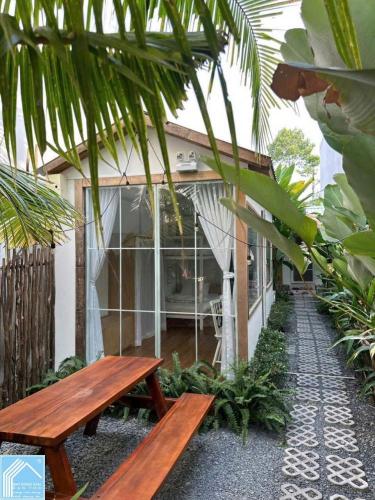 BÁN ĐẤT VÀ NHÀ TRỆT SÂN VƯỜN. GIÁ: 3,2TỶ thu nhập hiện tại 8tr/ 1 tháng Nhà sân vườn khu Nông