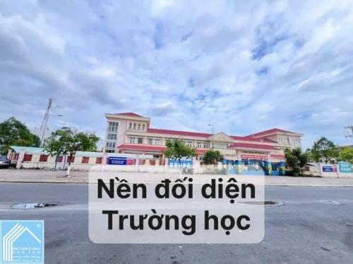 Bán GẤP Nền - MẶT TIỀN - vị trí đẹp. Đối diện cổng trường Trần Hoàng Na