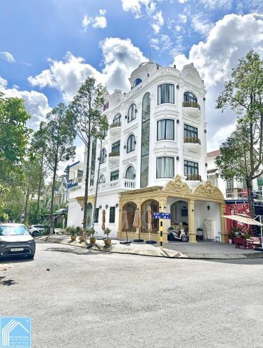 Bán Khách Sạn 1 Trệt 4 Lầu Góc 2 Mặt tiền KDC Hồng Phát - Gần Công Viên + Hồ Bơi