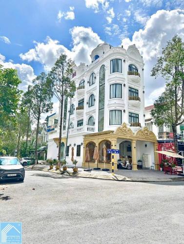 Bán khách sạn 1 trệt 4 lầu góc 2 mặt tiền kdc hồng phát - gần công viên + hồ bơi