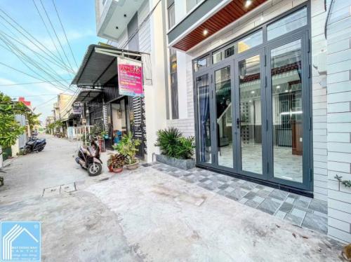 BÁN NHÀ 1 TRỆT 1 LỮNG mới đẹp (gần Chợ Bà Bộ). Trục chính Hẻm xe hơi tới nhà