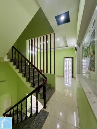 Bán nhà 1 trệt 2 lầu đường b18 kdc 91b
