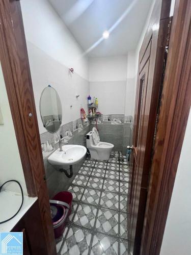Bán nhà 1 trệt 3 lầu mặt tiền đường lê lợi - đối diện sân vận động cần thơ - 1x tỷ