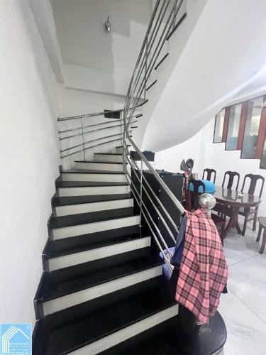 Bán nhà 1 trệt 3 lầu mặt tiền đường lê lợi - đối diện sân vận động cần thơ - 1x tỷ