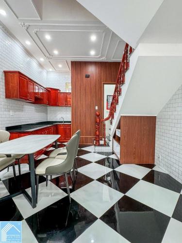 Bán Nhà 1 Trệt 3 Lầu Mặt tiền đường Nguyễn Văn Trỗi - Cặp Vách ĐH Cần Thơ