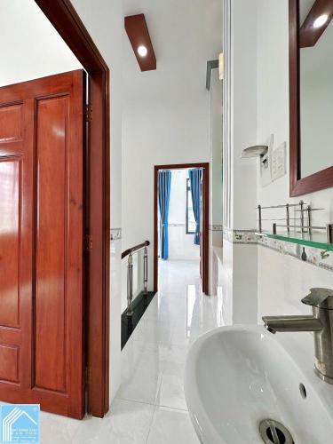 BÁN NHÀ 1T1L đúc mới, TRỤC CHÍNH HẺM thông, xe hơi tới nhà, gần chợ An Thới