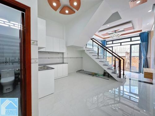BÁN NHÀ 1T1L đúc mới, TRỤC CHÍNH HẺM thông, xe hơi tới nhà, gần chợ An Thới