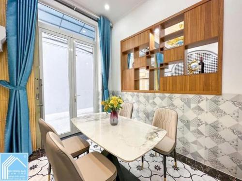 BÁN NHÀ 1T1L, TUYỆT ĐẸP - FULL NỘI THẤT, Hẻm 11 NVLinh (cặp Bệnh viện)