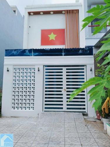 BÁN NHÀ 1T1Lửng, MẶT TIỀN - KDC Bình Nhựt (12Ha8). Đối  diện cổng TRƯỜNG HỌC