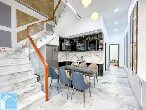 BÁN NHÀ 1T2L đúc mới, HIỆN ĐẠI Nội Thất TUYỆT ĐẸP, sổ Hồng hoàn chỉnh