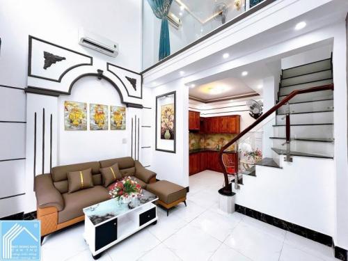 BÁN NHÀ 1trệt 1lửng 1lầu - NHÀ ĐẸP - NHÀ NHỎ XINH XẮN (Hẻm 90 Hùng Vương)