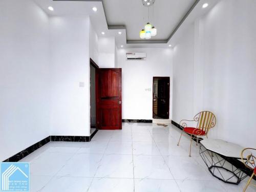 BÁN NHÀ 1trệt 1lửng 1lầu - NHÀ ĐẸP - NHÀ NHỎ XINH XẮN (Hẻm 90 Hùng Vương)