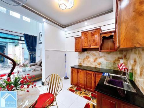 BÁN NHÀ 1trệt 1lửng 1lầu - NHÀ ĐẸP - NHÀ NHỎ XINH XẮN (Hẻm 90 Hùng Vương)