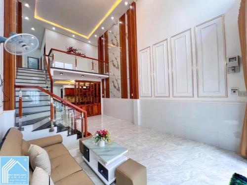 Bán nhà 1TRỆT 1LỬNG, 3 PHÒNG NGỦ. Gần VINCOM HÙNG VƯƠNG