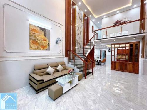Bán nhà 1TRỆT 1LỬNG, 3 PHÒNG NGỦ, Gần VINCOM HÙNG VƯƠNG