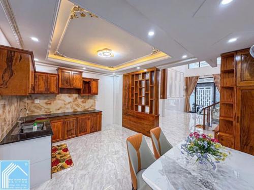 Bán nhà 1TRỆT 1LỬNG, 3 PHÒNG NGỦ. Gần VINCOM HÙNG VƯƠNG