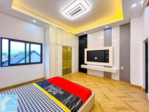 BÁN NHÀ 2 LẦU THIẾT KẾ HIỆN ĐẠI TẶNG FULL NỘI THẤT  LỘ GIỚI 30M TRỤC CHÍNH KDC HỒNG LOAN