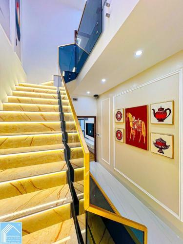 BÁN NHÀ 2 LẦU THIẾT KẾ HIỆN ĐẠI TẶNG FULL NỘI THẤT  LỘ GIỚI 30M TRỤC CHÍNH KDC HỒNG LOAN