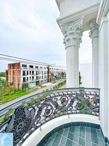 BÁN NHÀ 2 LẦU THIẾT KẾ HIỆN ĐẠI TẶNG FULL NỘI THẤT  LỘ GIỚI 30M TRỤC CHÍNH KDC HỒNG LOAN