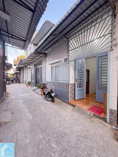 BÁN NHÀ cấp 4, Hẻm 120 Hoàng Quốc Việt. Hẻm rộng rãi, gần Bánh xèo 7 TỚI