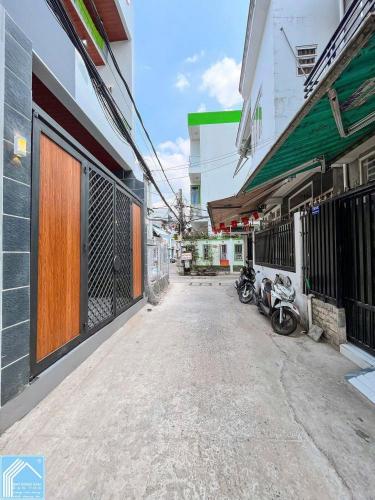 Bán nhà đẹp 1 trệt 1 lầu hẻm 182 Trần Hưng Đạo, gần CV Lưu Hữu Phước, DT 4,37x9,7m -42m2