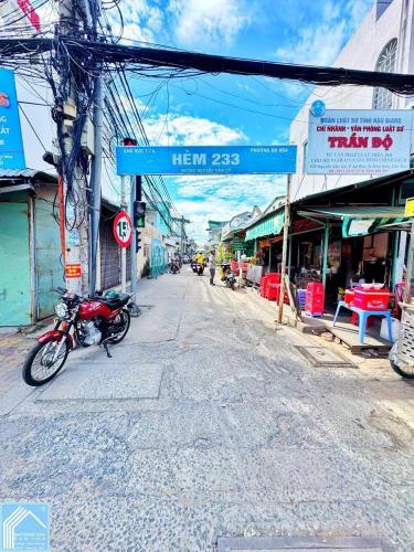 BÁN NHÀ LẦU - GÓC 2MT Hẻm - MỚI TUYỆT ĐẸP. Hẻm 233 NVCừ (gần Cao Đẳng Y Tế CT)