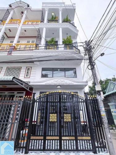 Bán nhà lầu - GÓC 2MT HẺM - TRỤC CHÍNH, sổ hoàn công - NỘI THẤT đẹp