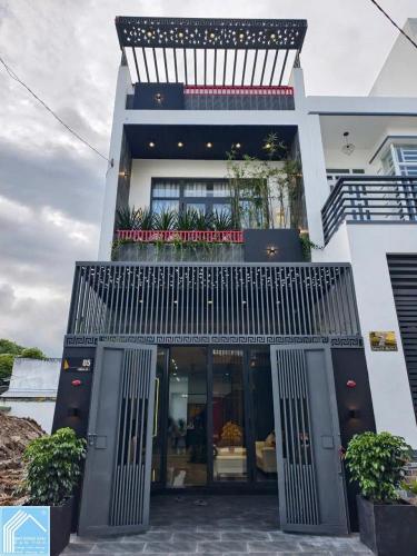 Bán nhà mặt tiền kdc hồng phát gần vòng xoay ngã năm hoàng quốc việt giá 6,150 tỷ