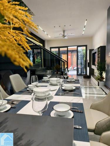 Bán nhà mặt tiền kdc hồng phát gần vòng xoay ngã năm hoàng quốc việt giá 6,150 tỷ