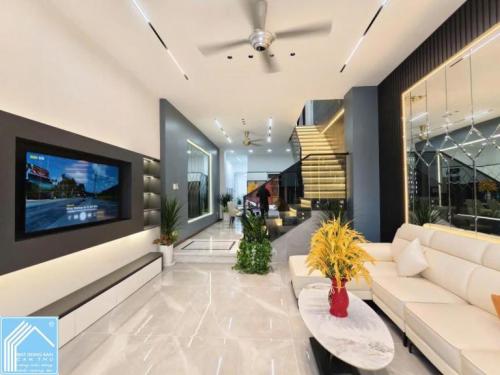 Bán nhà mặt tiền kdc hồng phát gần vòng xoay ngã năm hoàng quốc việt giá 6,150 tỷ