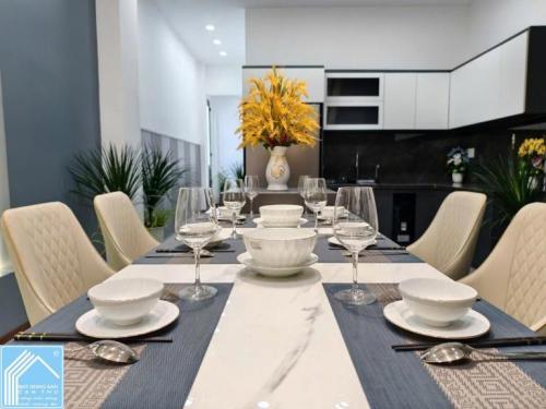 Bán nhà mặt tiền kdc hồng phát gần vòng xoay ngã năm hoàng quốc việt giá 6,150 tỷ