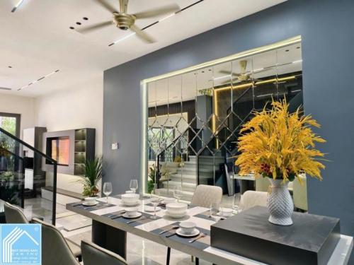 Bán nhà mặt tiền kdc hồng phát gần vòng xoay ngã năm hoàng quốc việt giá 6,150 tỷ