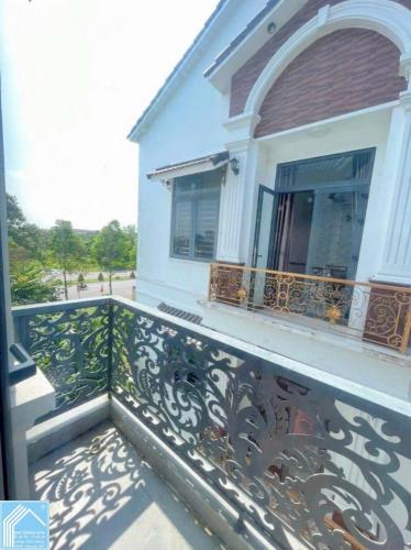 Bán Nhà Trệt 2 Lầu Phong Cách Châu Âu - Có Mương Hở Bên Hông 4M - Đường Số 10 - KDC Nam Long 2.