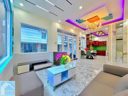 Bán Nhà Trệt Lầu Mặt tiền đường Trần Phú - sát công viên Sông Hậu và CA Thành Phố