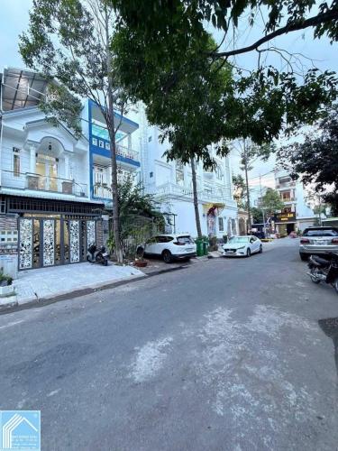 Bán Nhà Trệt Lầu Sân thượng đường số 12 KDC Hồng Phát - Xéo Công Viên, Hồ Bơi, trường học 