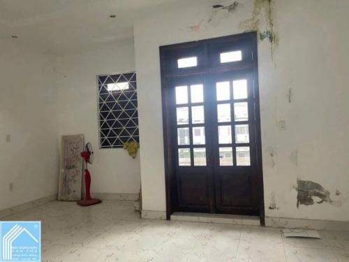 Bán nhà trệt lững lầu góc đường số 3 và 50 KDC 586