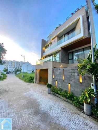  BIỆT THỰ 1 TRỆT 2 LẦU CÓ HỒ BƠI - GARA Ô TÔ. NGAY CÔNG VIÊN HỒ CẢNH QUAN MÁT MẺ - KDC NAM LONG 