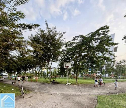 Biệt thự phố 8m x 13m nằm ngay công viên lớn KDC công ty 8