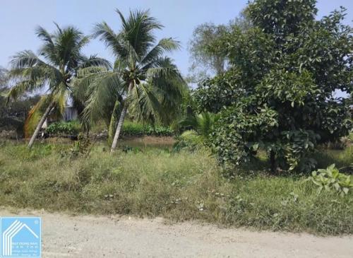 Cần bán nhà vườn - cách khu di tích Ông Cửu 100m.