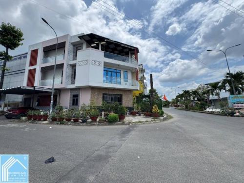   Căn nhà trệt 2 lầu góc 2 đường lớn thuộc KDC Nông Thổ Sản, Hưng Phú, Cần Thơ. 