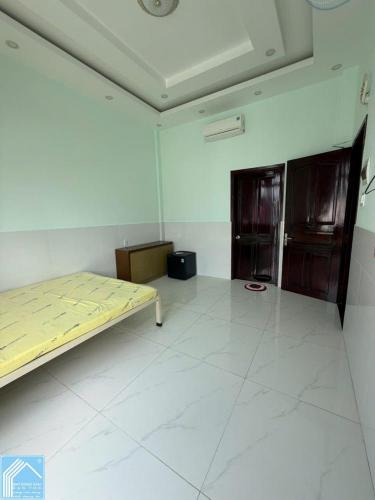 Cho thuê nhà 4 phòng ngủ hẻm ô tô đường hoàng quốc việt có nội thất 