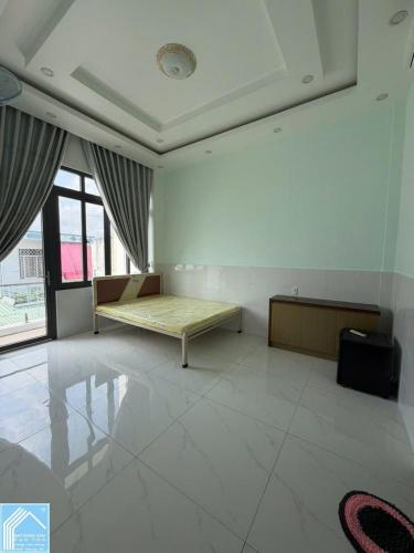 Cho thuê nhà 4 phòng ngủ hẻm ô tô đường hoàng quốc việt có nội thất 