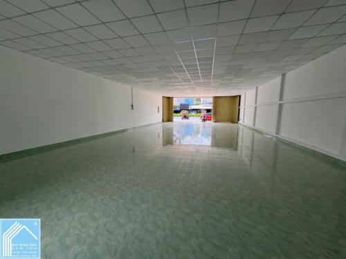 CHO THUÊ NHÀ MẶT TIỀN ĐƯỜNG NGUYỄN VĂN CỪ NGANG 10M GIÁ 35 TRIỆU