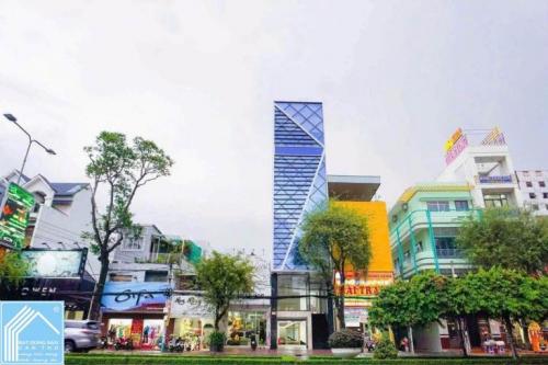 Cho thuê tòa nhà có thang máy 5 lầu mặt tiền đường 30 tháng 4 gần chợ xuân khánh 