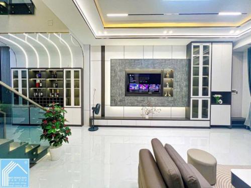 Siêu phẩm 2lầu, Mặt Tiền KDC Hồng Loan, gần sát Trần Hoàng Na mới, Full nội thất đẹp