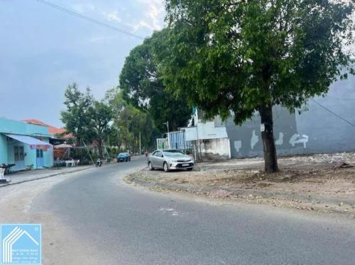 NC : Bán cặp nền siêu phẩm view bờ kè mặt tiền đường Lâm Văn Phận. Cách Chợ Phú Thứ 300m. KHU 586