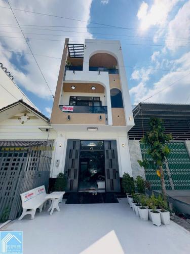 Nhà 03 tầng mới 100% full nội thất kdc hồng loan