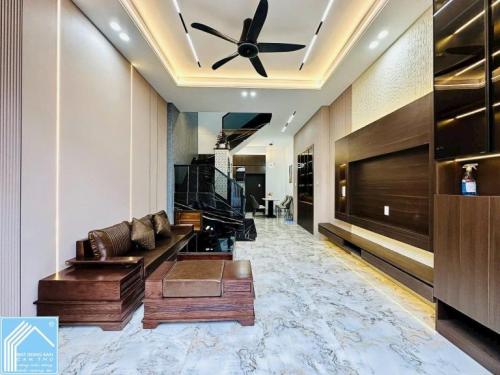 NHÀ 1 TRỆT 1 LẦU TRỤC CHÍNH HẺM 160 ĐƯỜNG TẦM VU THÔNG RA HẺM 50 TRẦN HOÀNG NA - FULL NỘI THẤT CAO 