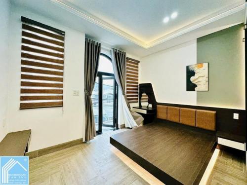NHÀ 1 TRỆT 1 LẦU TRỤC CHÍNH HẺM 160 ĐƯỜNG TẦM VU THÔNG RA HẺM 50 TRẦN HOÀNG NA - FULL NỘI THẤT CAO 